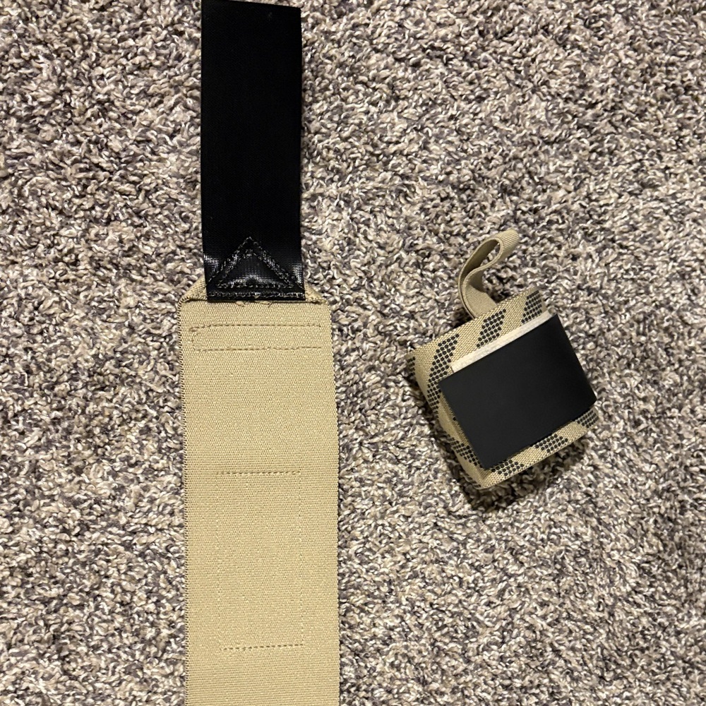 Alphalete Chevron Pattern Wrist Straps in Tan and Black - Picture 2 of 3